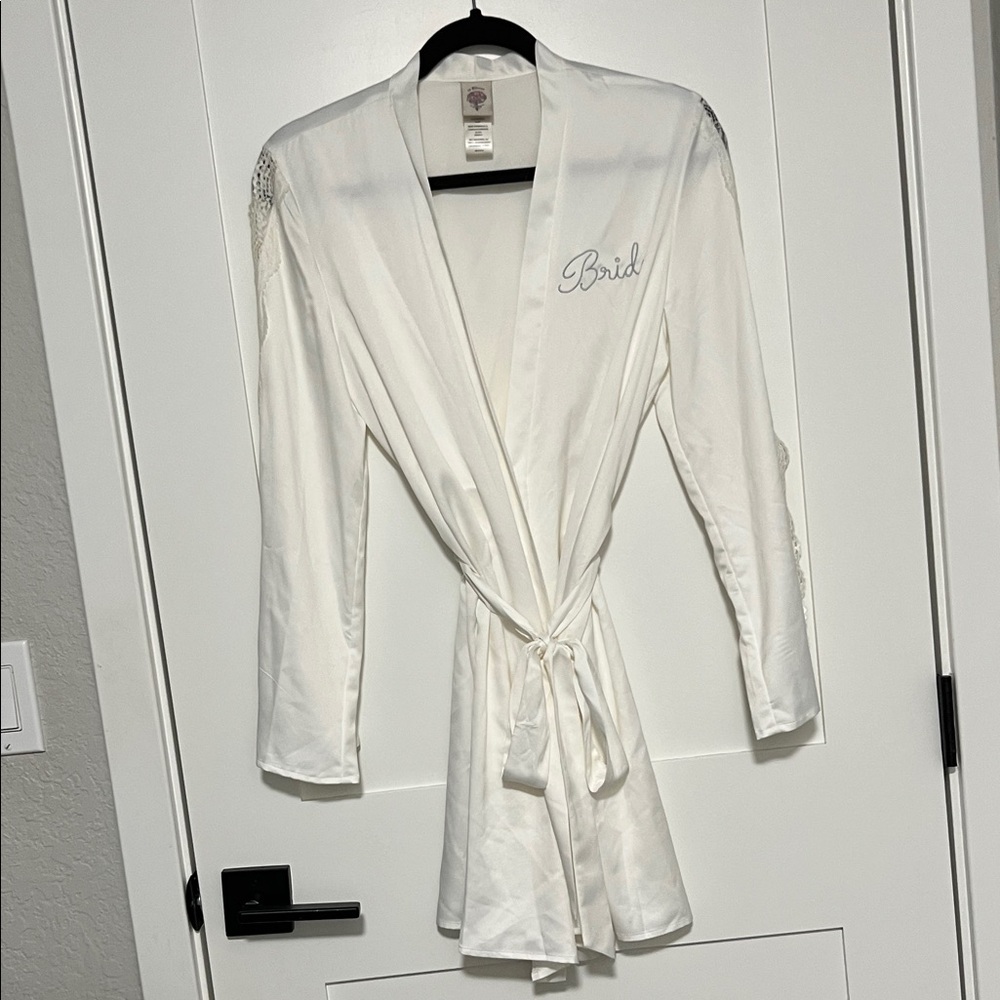 Elegant Cream Bridal Robe with Lace